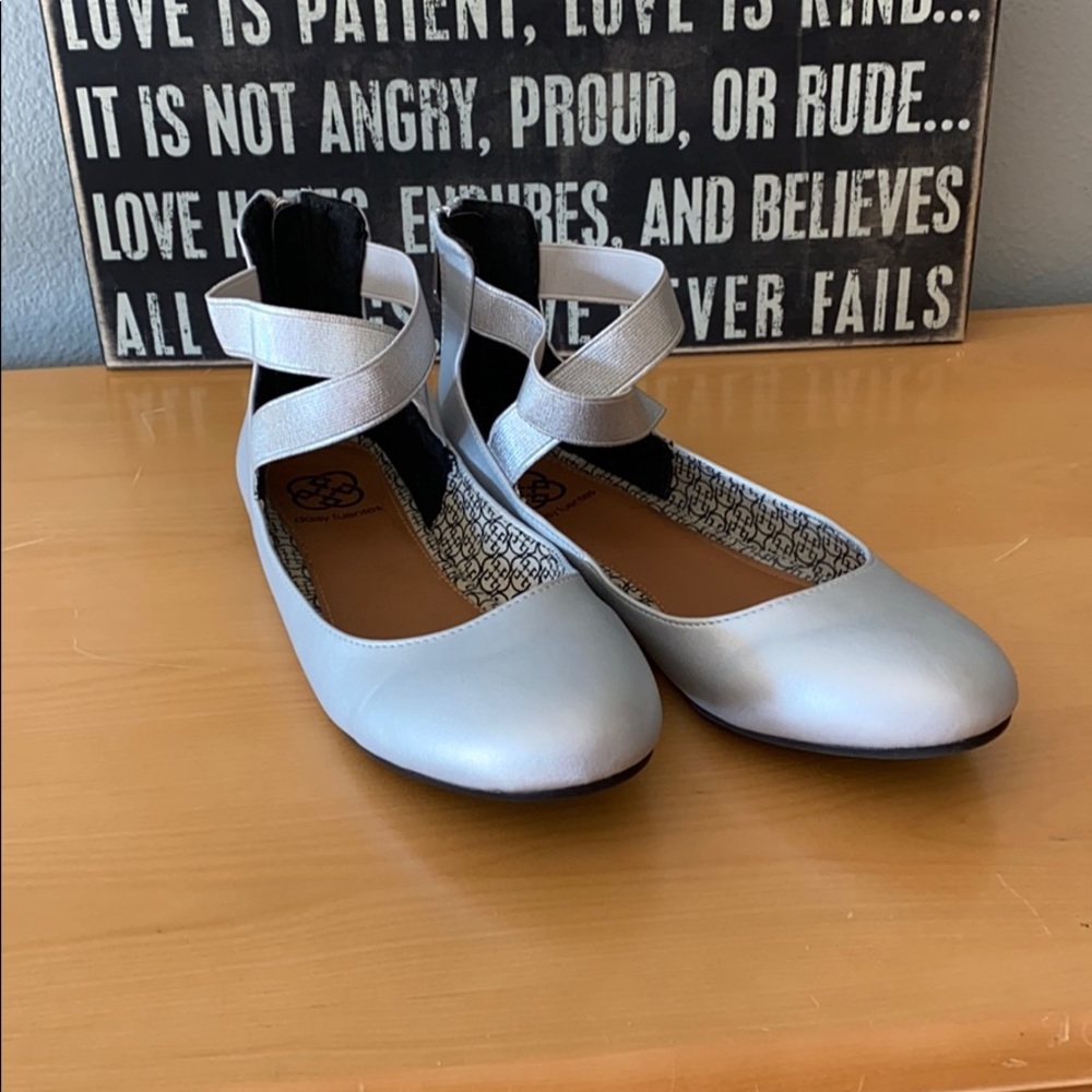 Size 8.5 Daisy Fuentes ballet-style flat